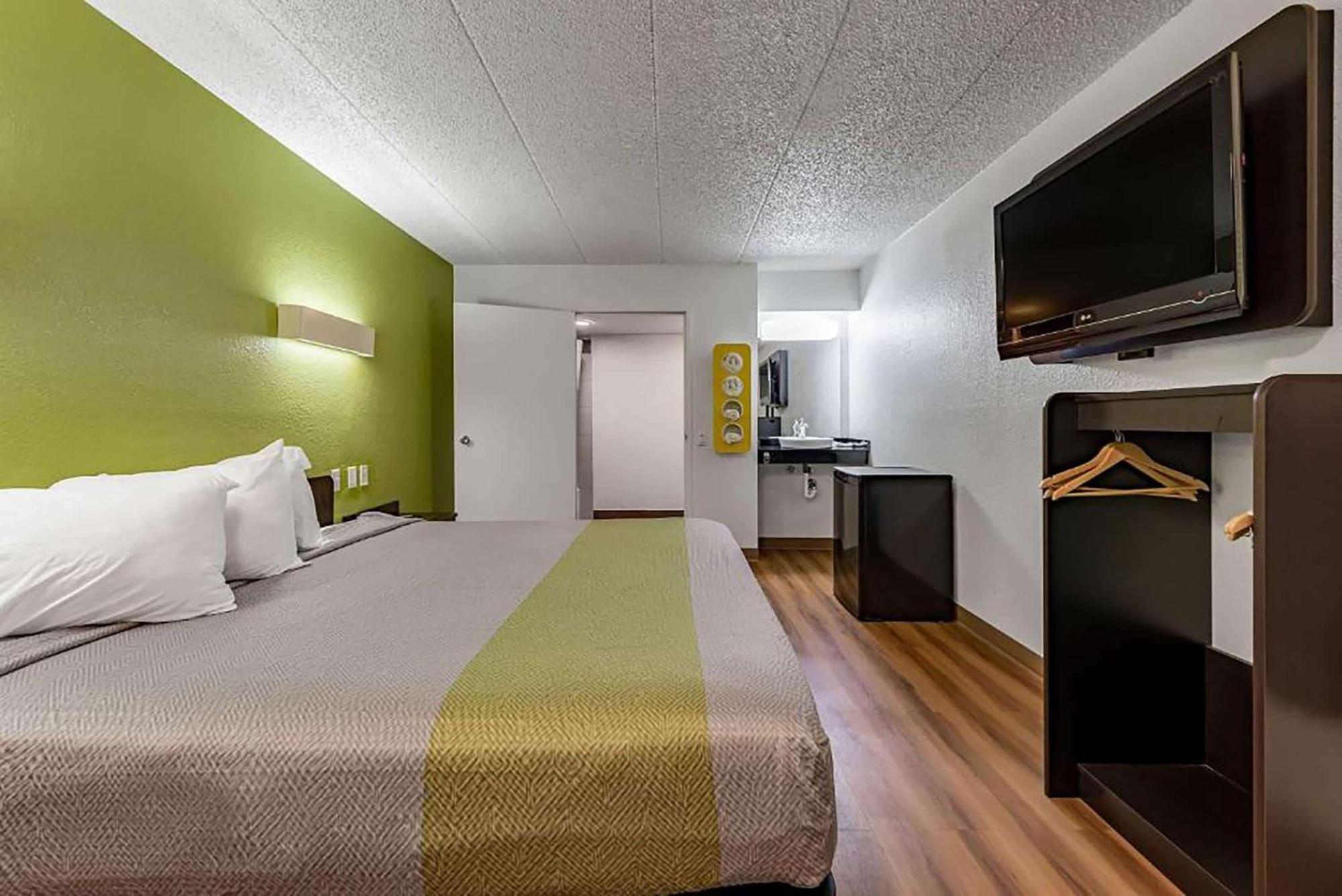 Days Inn By Wyndham Cincinnati I-71 Silverton Bagian luar foto