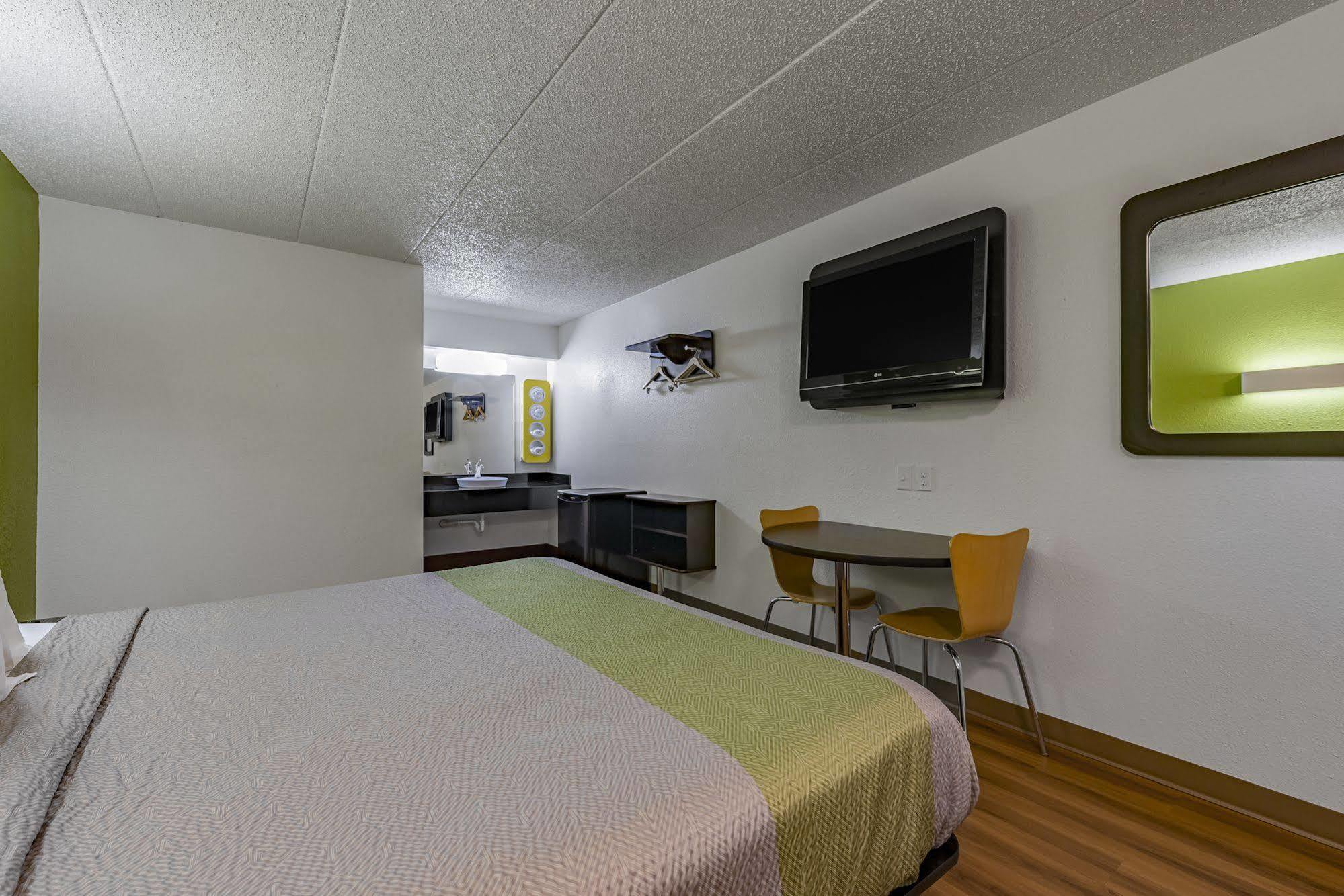 Days Inn By Wyndham Cincinnati I-71 Silverton Bagian luar foto