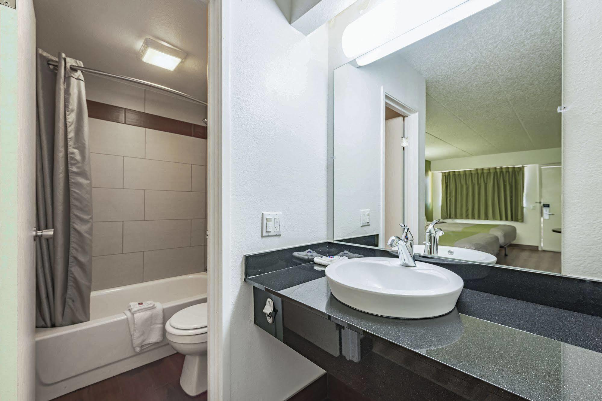 Days Inn By Wyndham Cincinnati I-71 Silverton Bagian luar foto