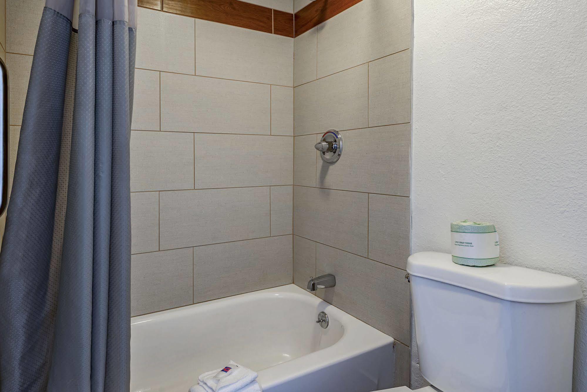 Days Inn By Wyndham Cincinnati I-71 Silverton Bagian luar foto