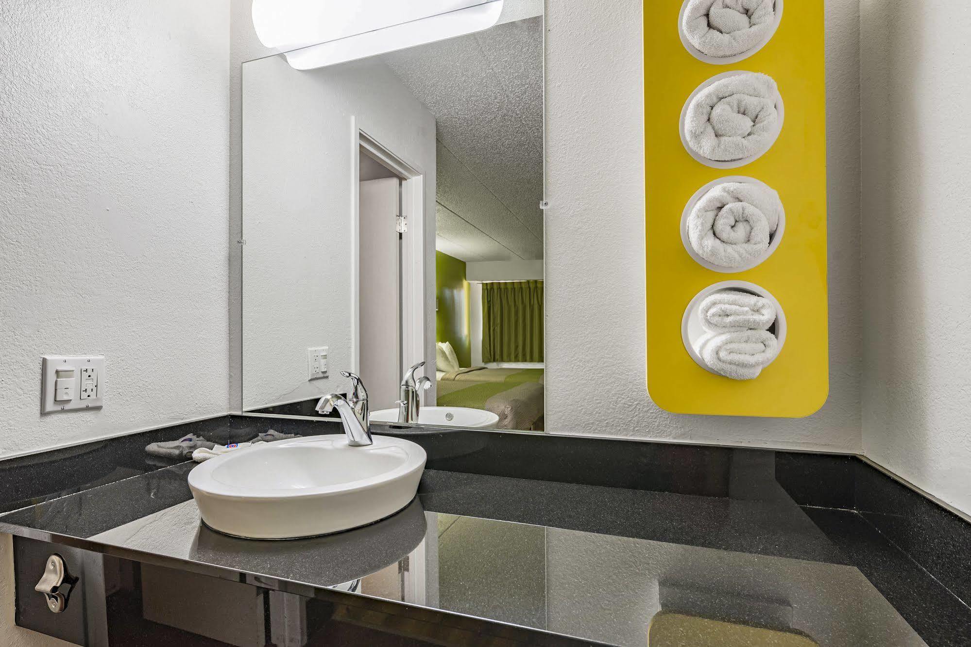 Days Inn By Wyndham Cincinnati I-71 Silverton Bagian luar foto