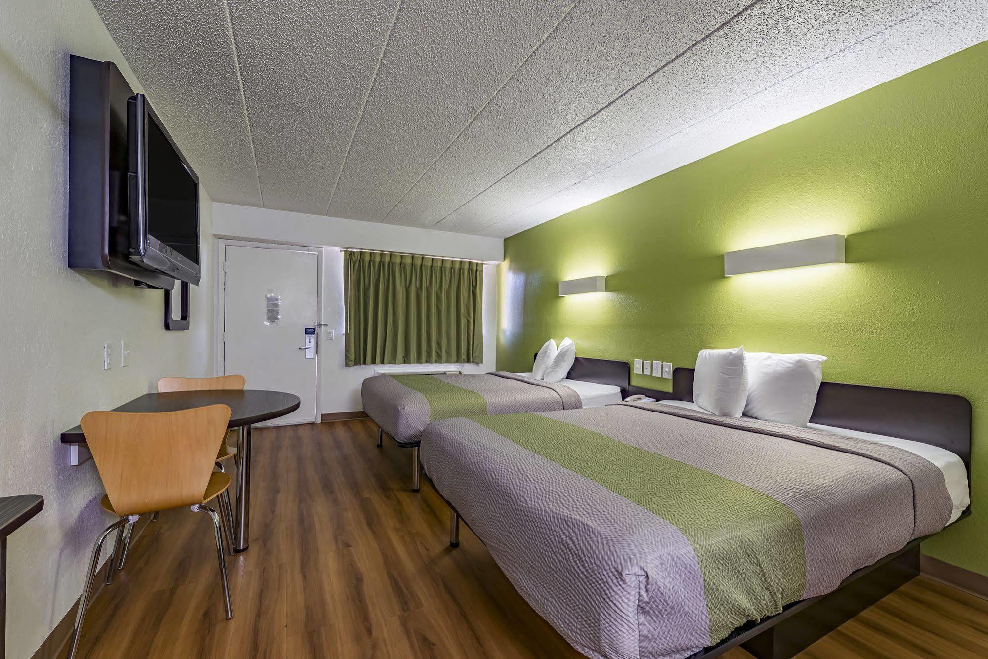 Days Inn By Wyndham Cincinnati I-71 Silverton Bagian luar foto